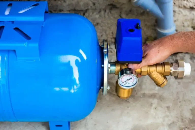 Acumulador hidráulico azul siendo instalado