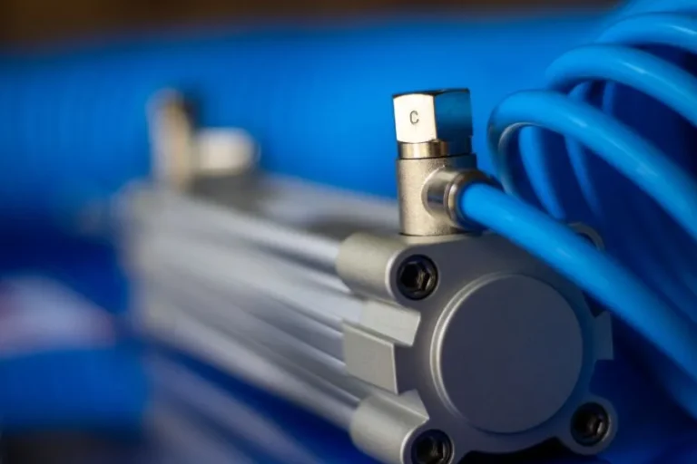 Cilindro neumatico doble efecto con racor y tubo de aire en sistema industrial automatizado
