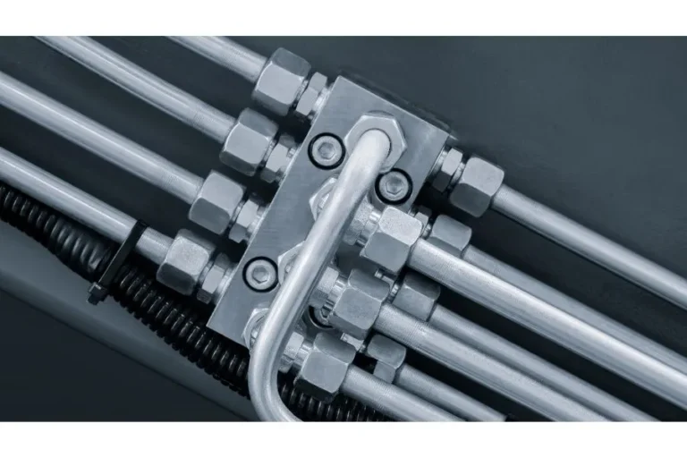 grupo hidráulico 220v con conexiones y tuberías metálicas en sistema hidráulico industrial