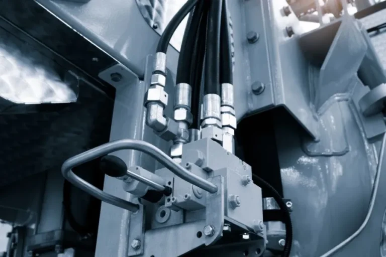 como elegir grupo hidráulico en sistema industrial con válvulas y conexiones hidráulicas
